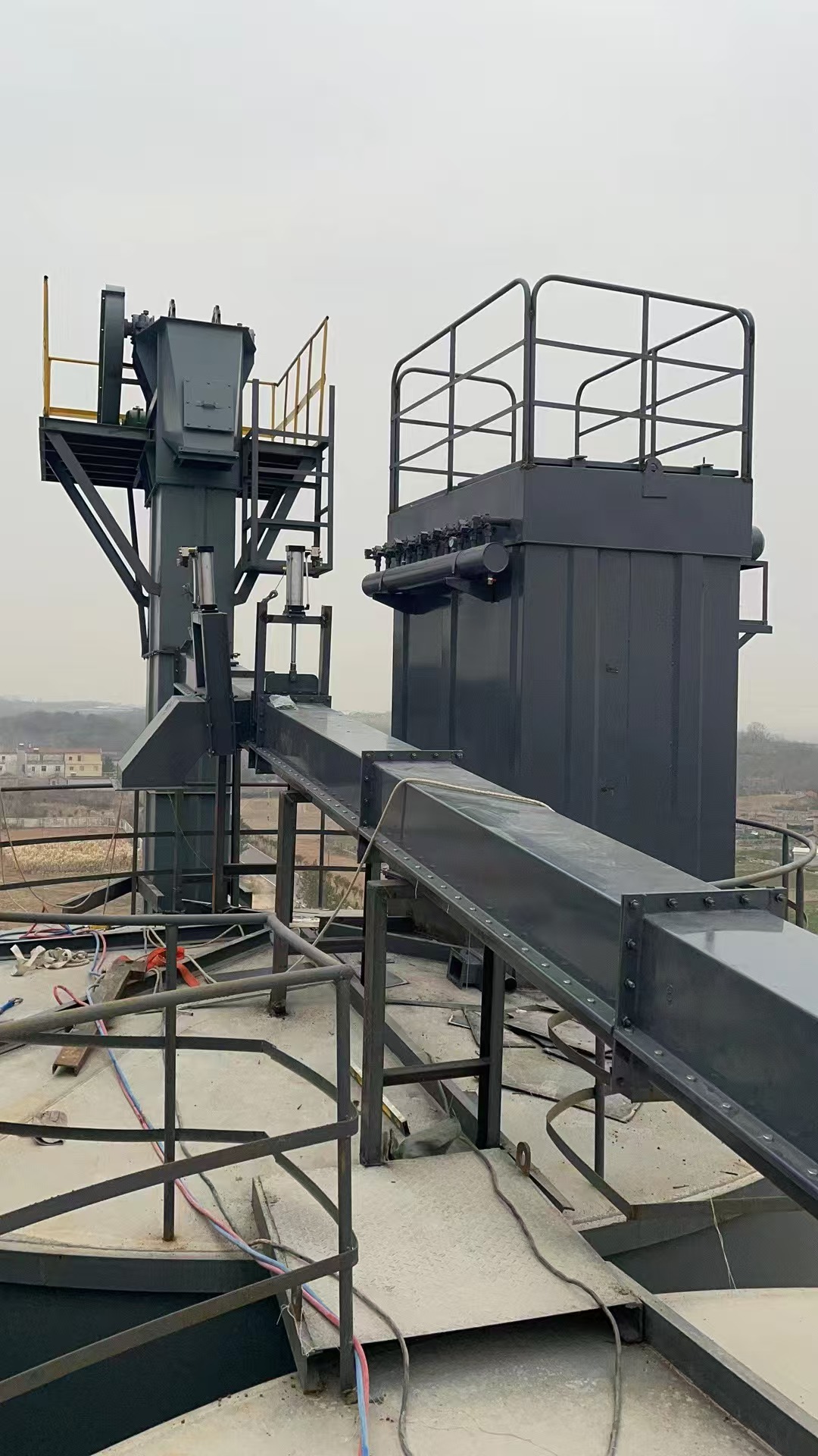 Single-unit pulse jet dust collector for cement silo roofs