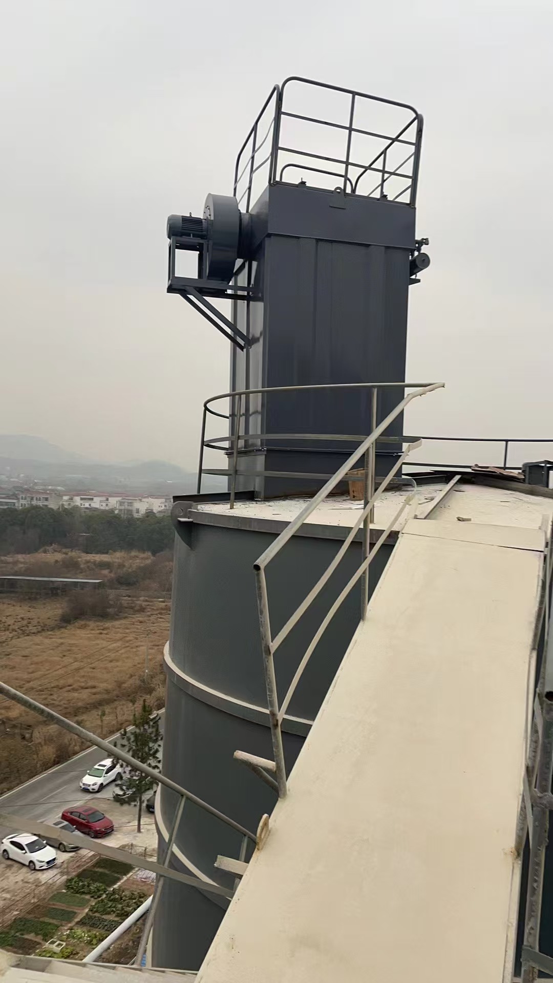 Single-unit pulse jet dust collector for cement silo roofs